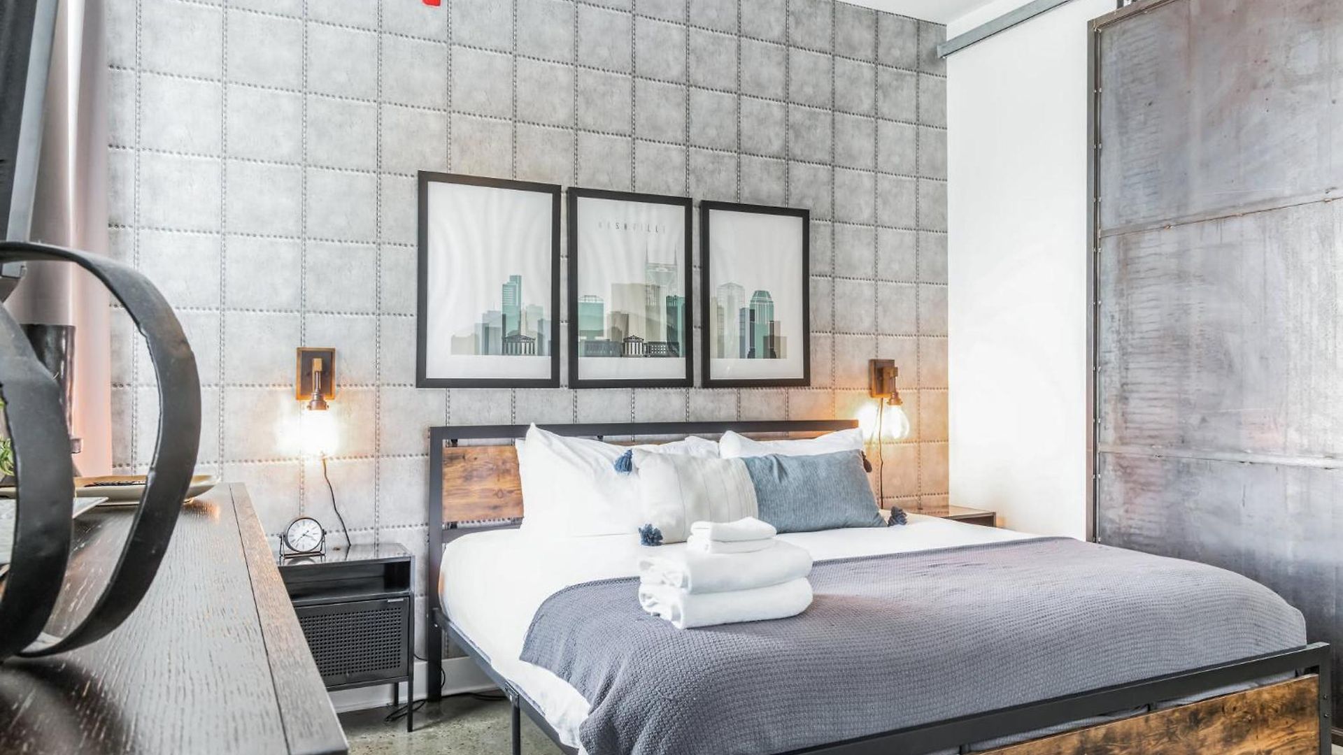 Chic And Modern West End Living Holiday home *