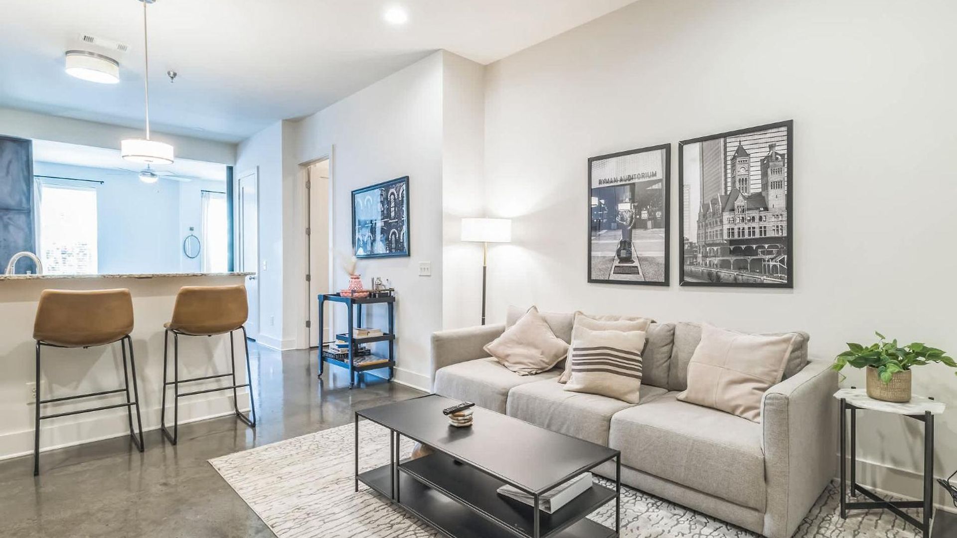 Chic For 4 Near West End * Nashville