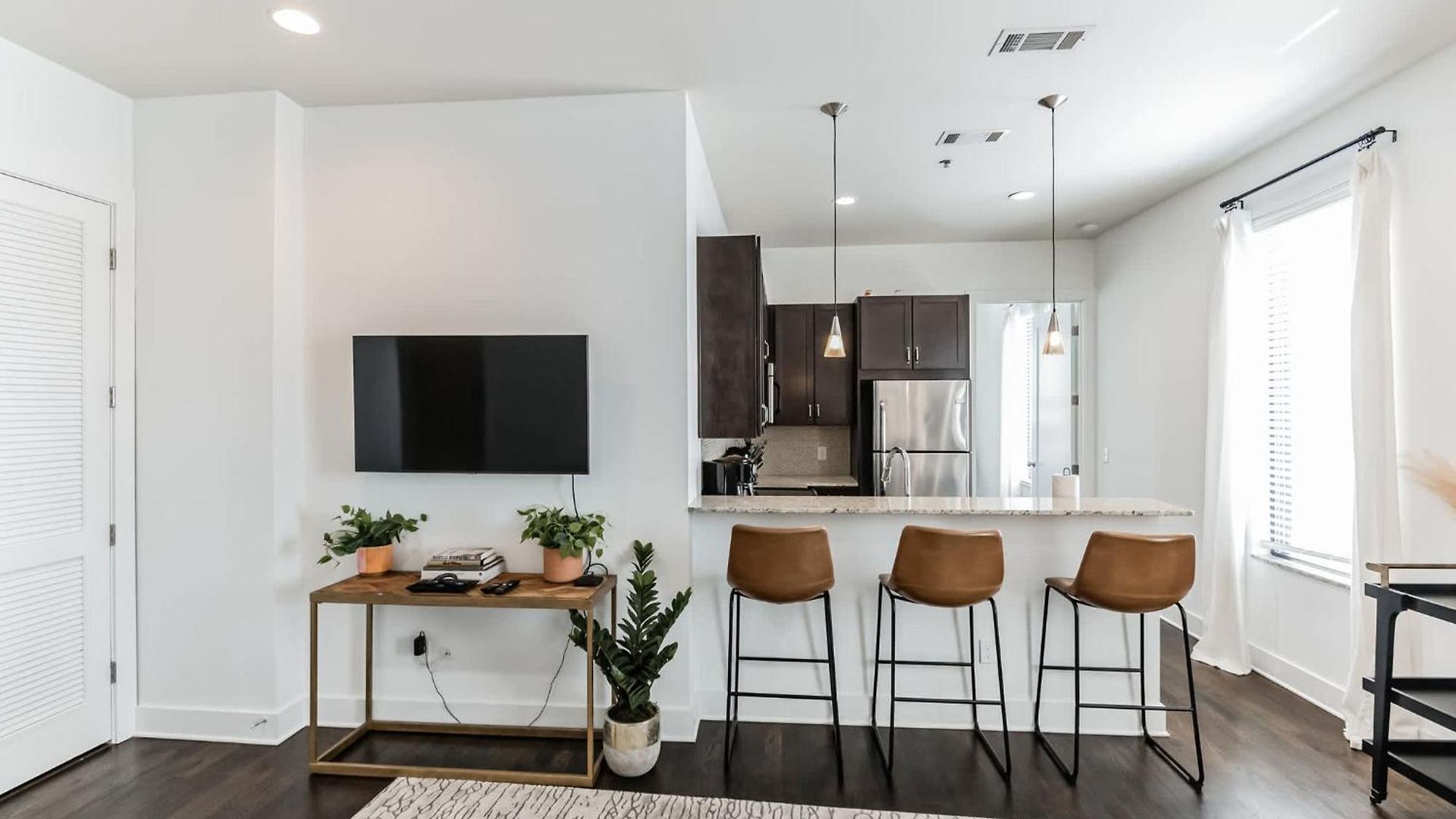 1 Bdr Loft Centrally Located In West End Nashville