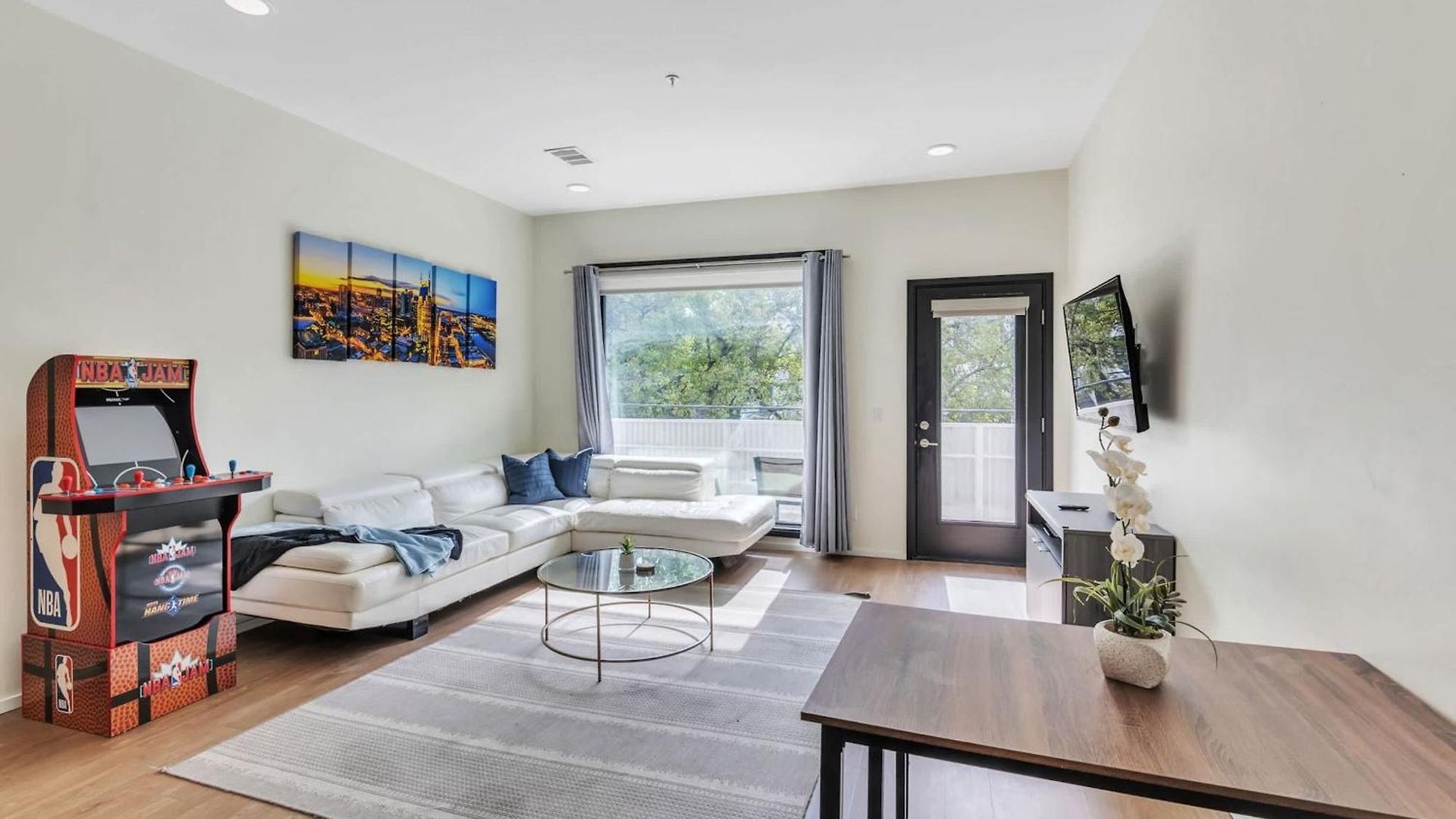 Trendy For 8 In Highly Walkable Neighborhood