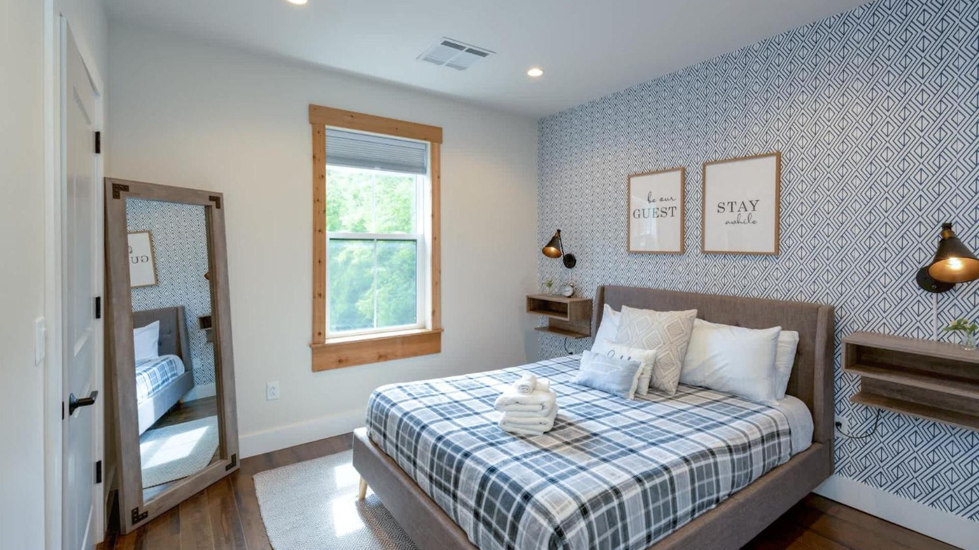 Charming Historic Loft Near Centennial Park *