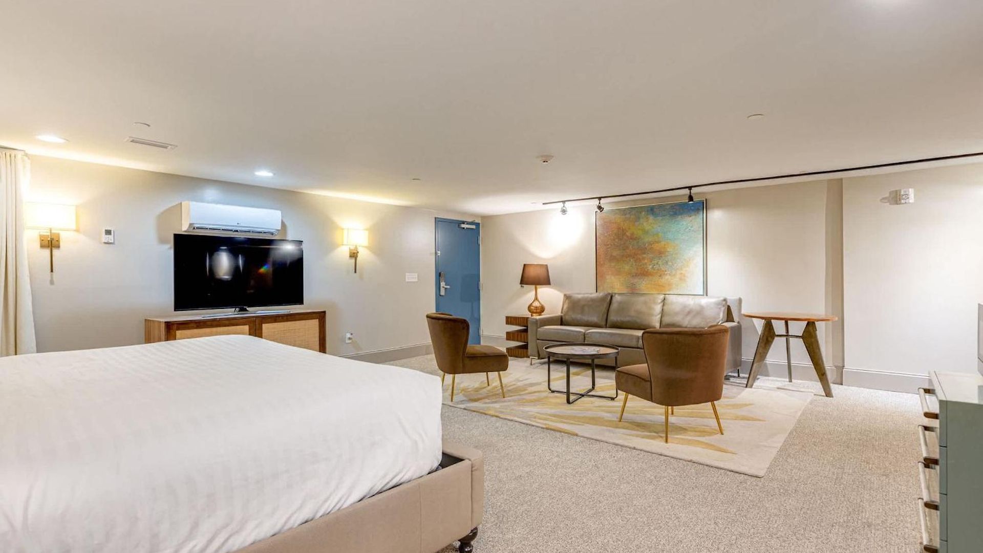 Apartment Retreat For 4 Near Dt Walk To Broadway *