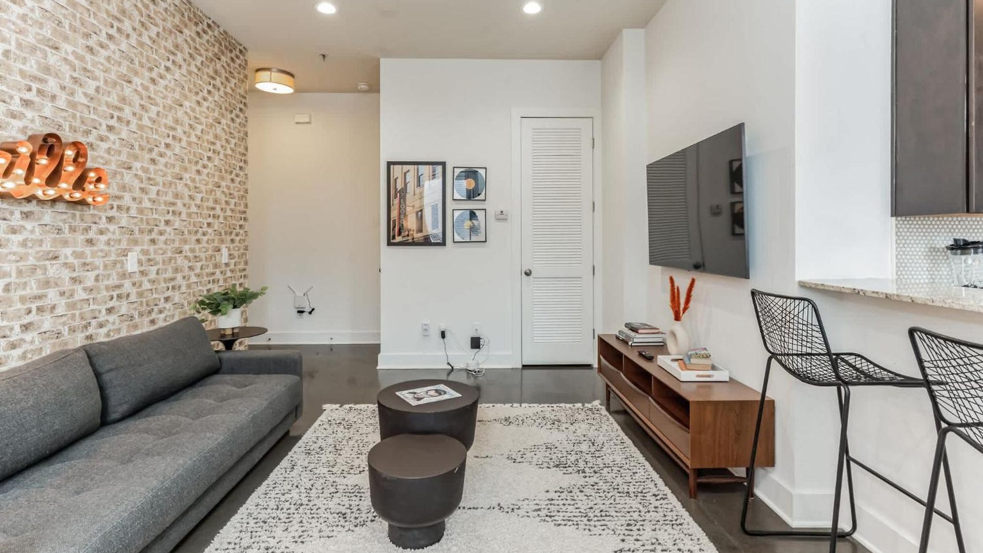 Modern Loft Near West End *