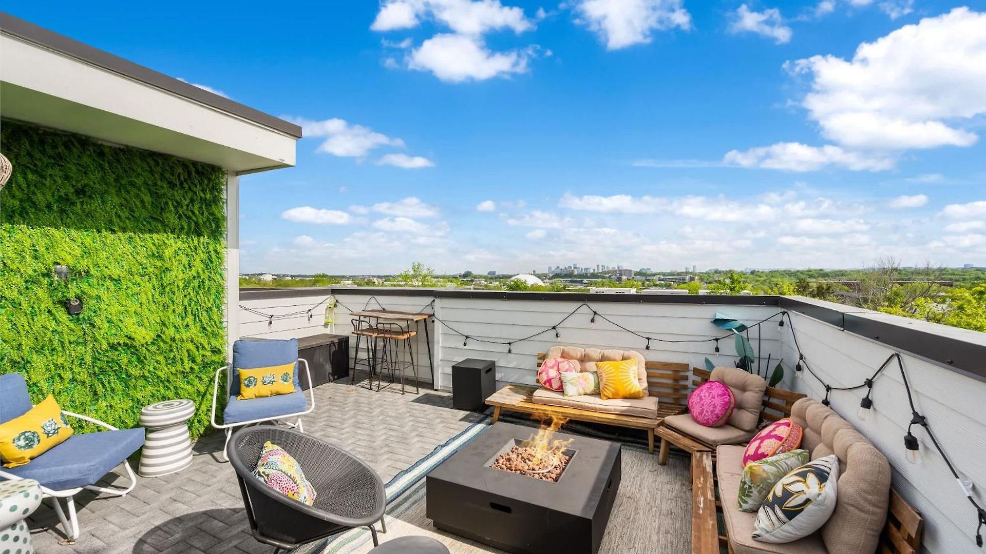 Holiday home Boho Townhome For 12 Close To Dt