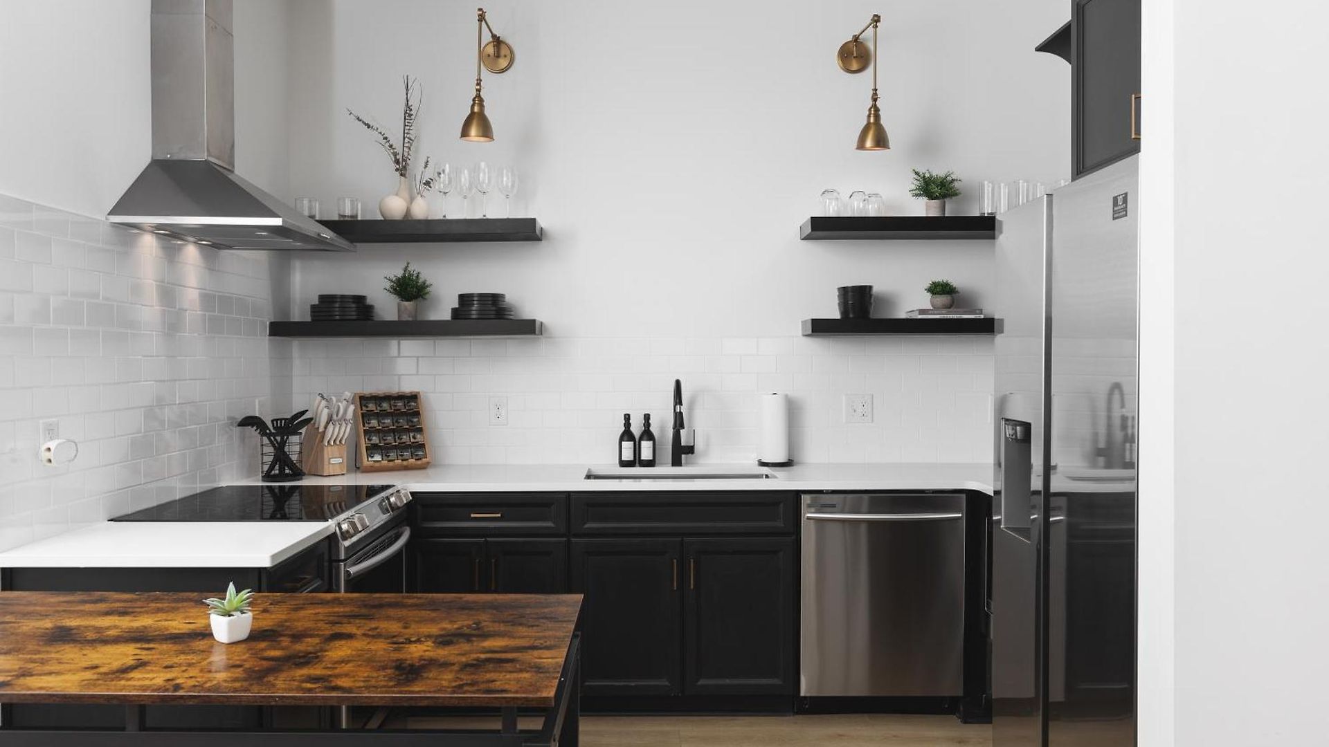 With Free Parking, 3 Mi Downtown & Stadium, By Coffee Apartment *