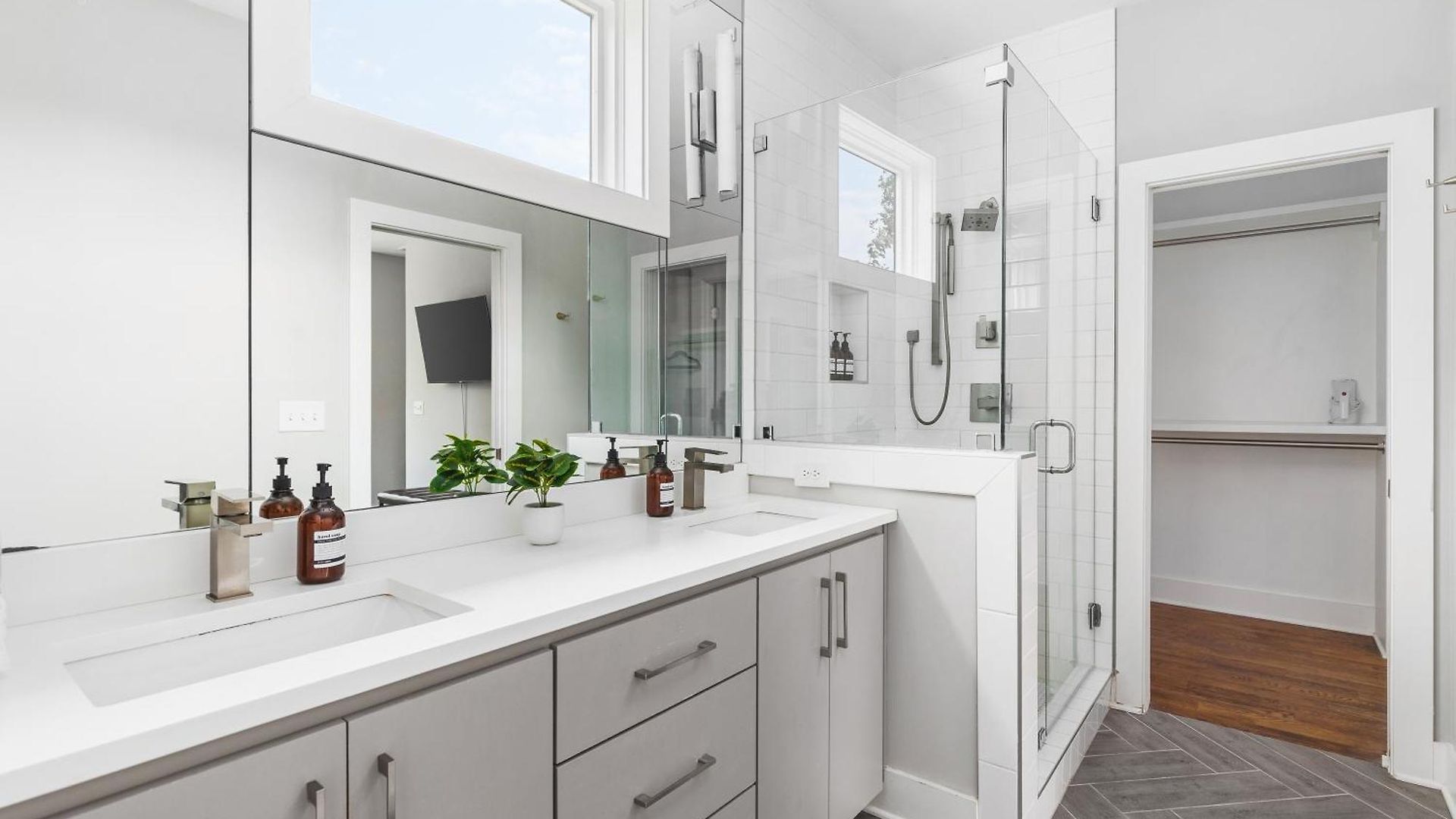 Modern Luxury With Rooftop Deck, 3 Mi To Downtown *