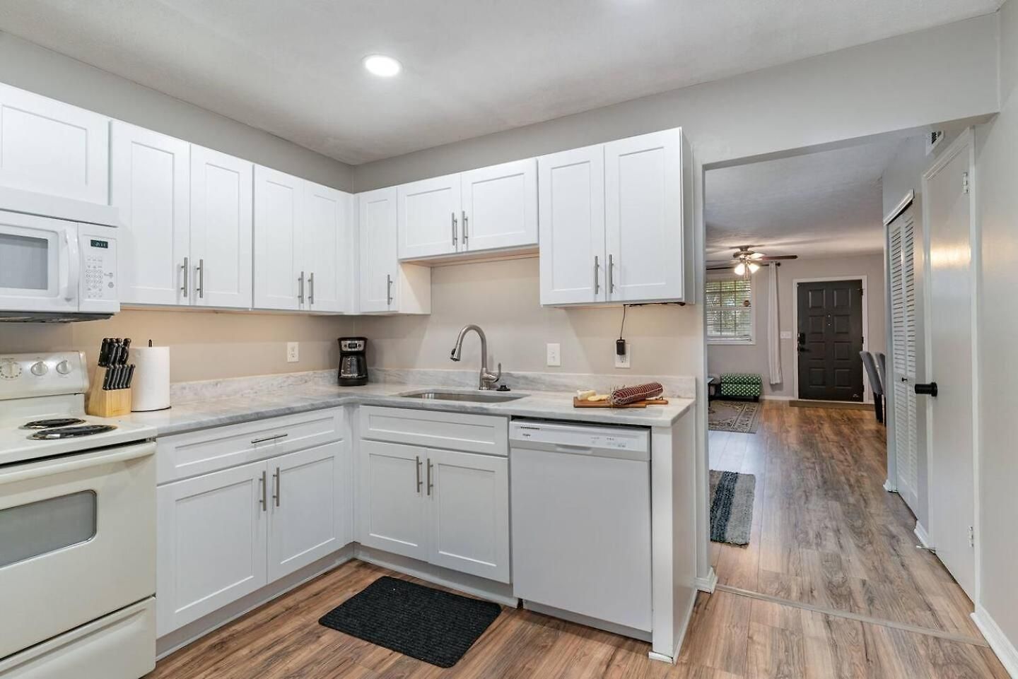 Apartment Freshly Renovated - Minutes From Downtown & Bna *