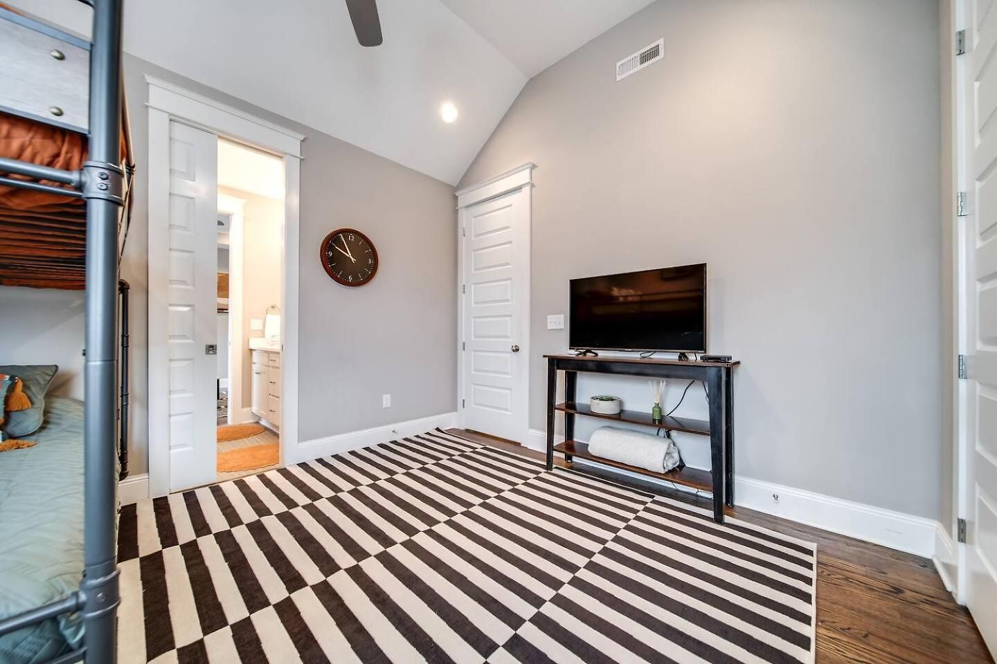 Nell's Haven Two Miles To Downtown & Broadway Holiday home Nashville