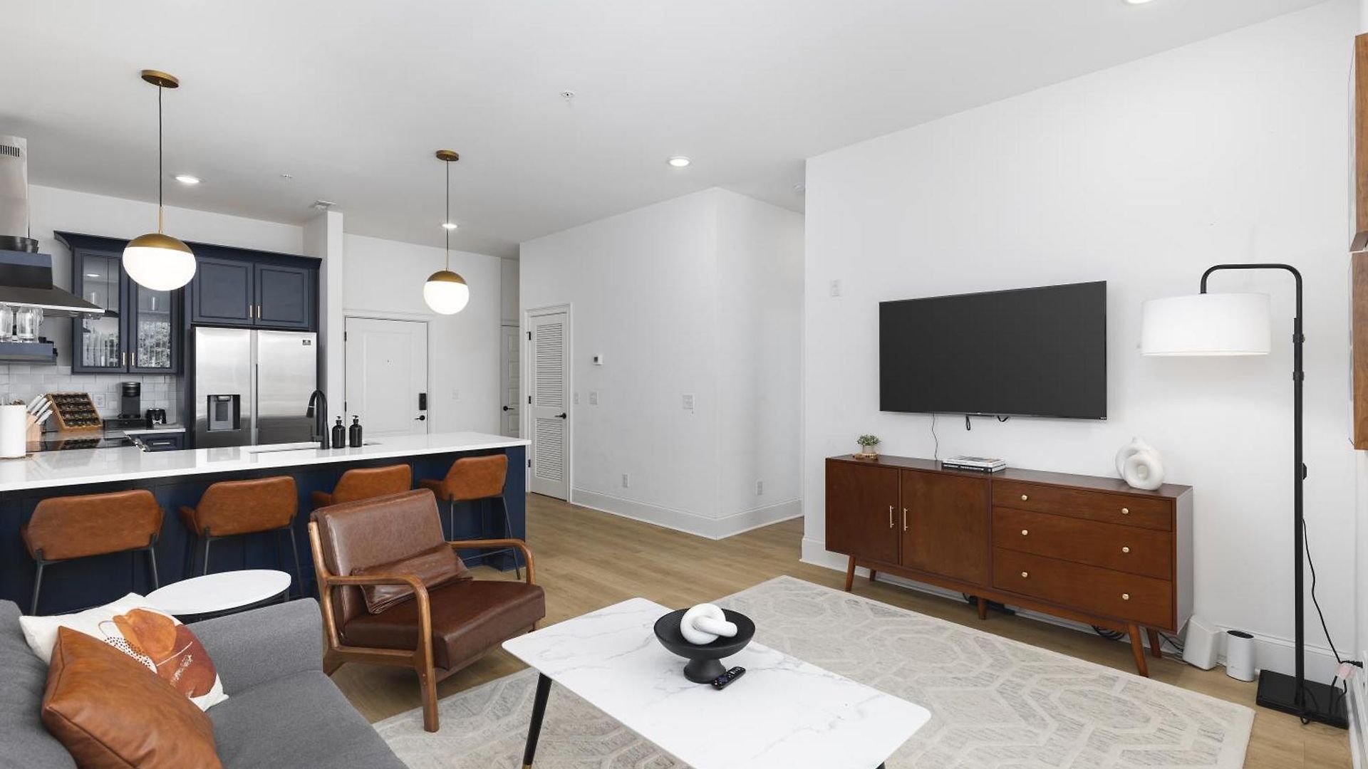 3 Miles To Downtown Broadway Bars - Walk To Coffee From Apartment *