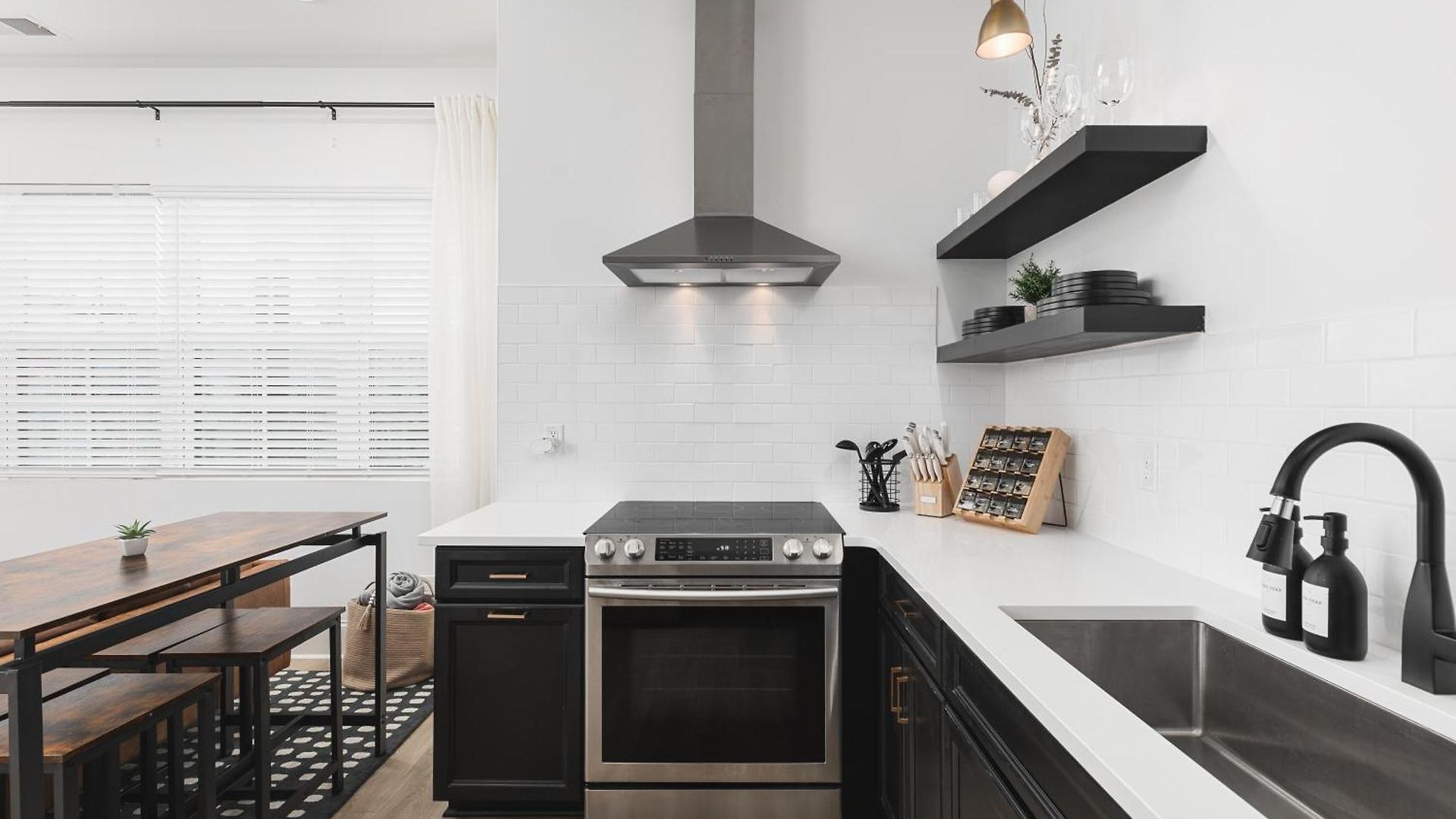 Apartment With Free Parking, 3 Mi Downtown & Stadium, By Coffee *