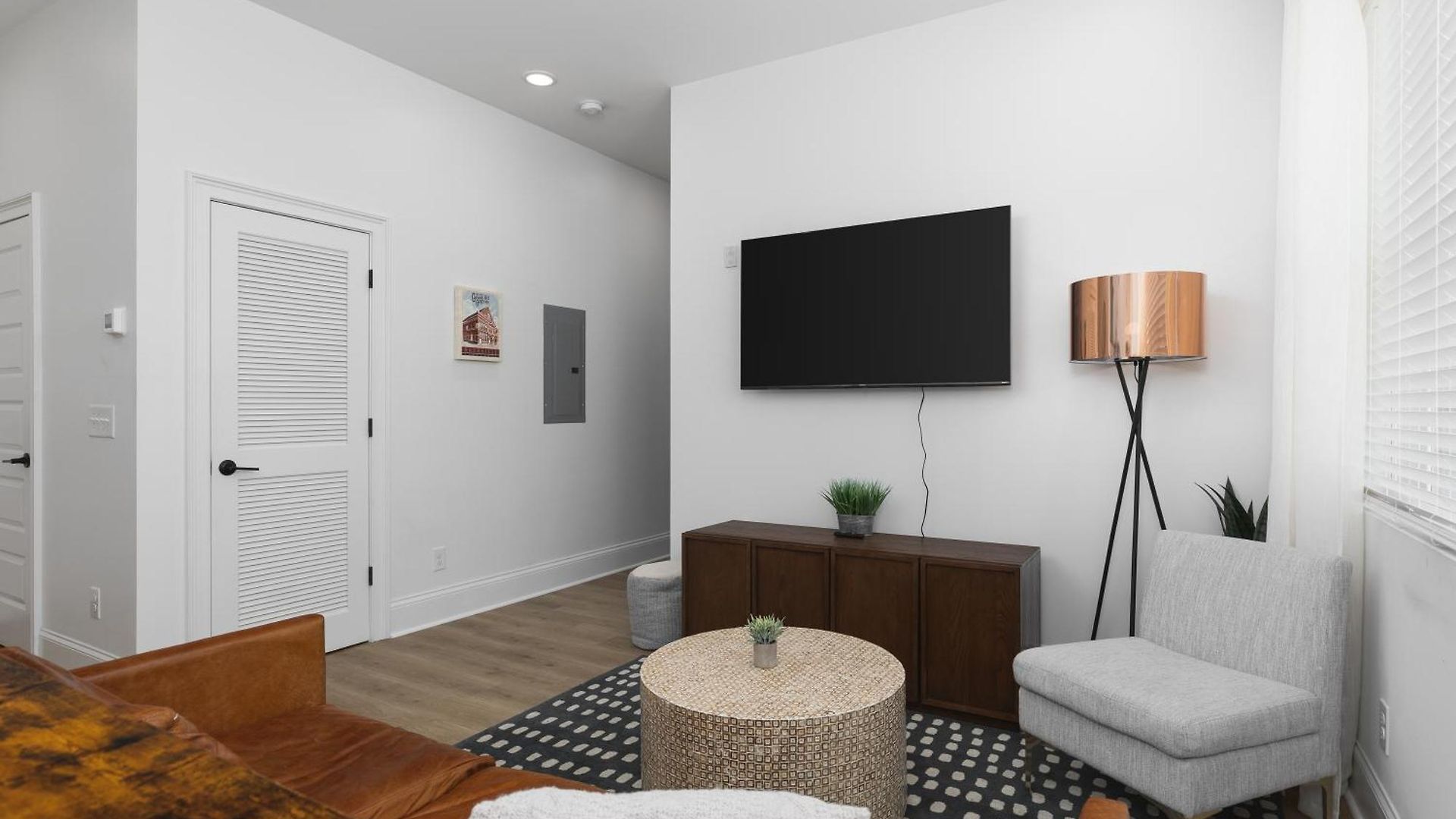 With Free Parking, 3 Mi Downtown & Stadium, By Coffee Apartment