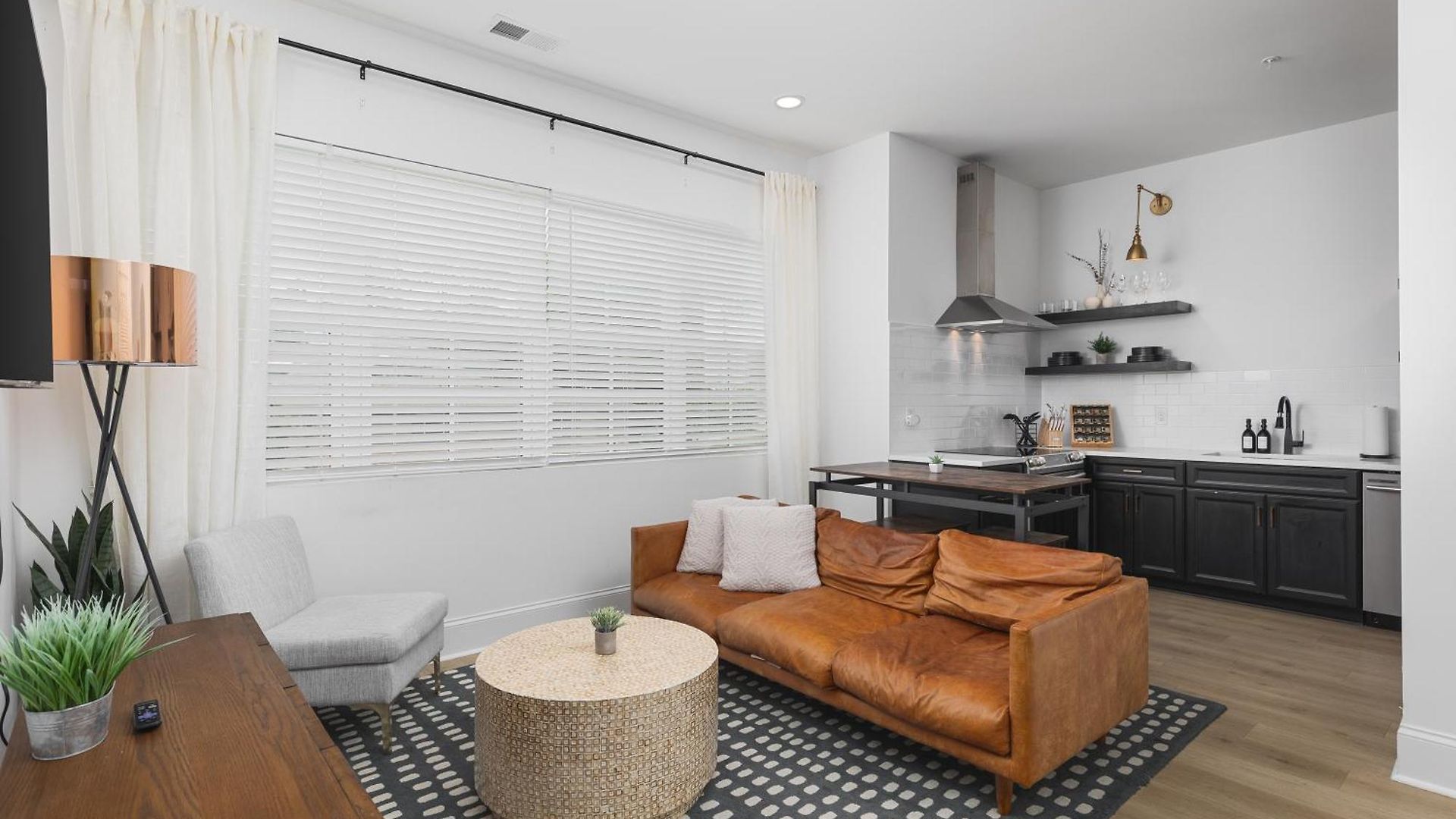 Apartment With Free Parking, 3 Mi Downtown & Stadium, By Coffee *