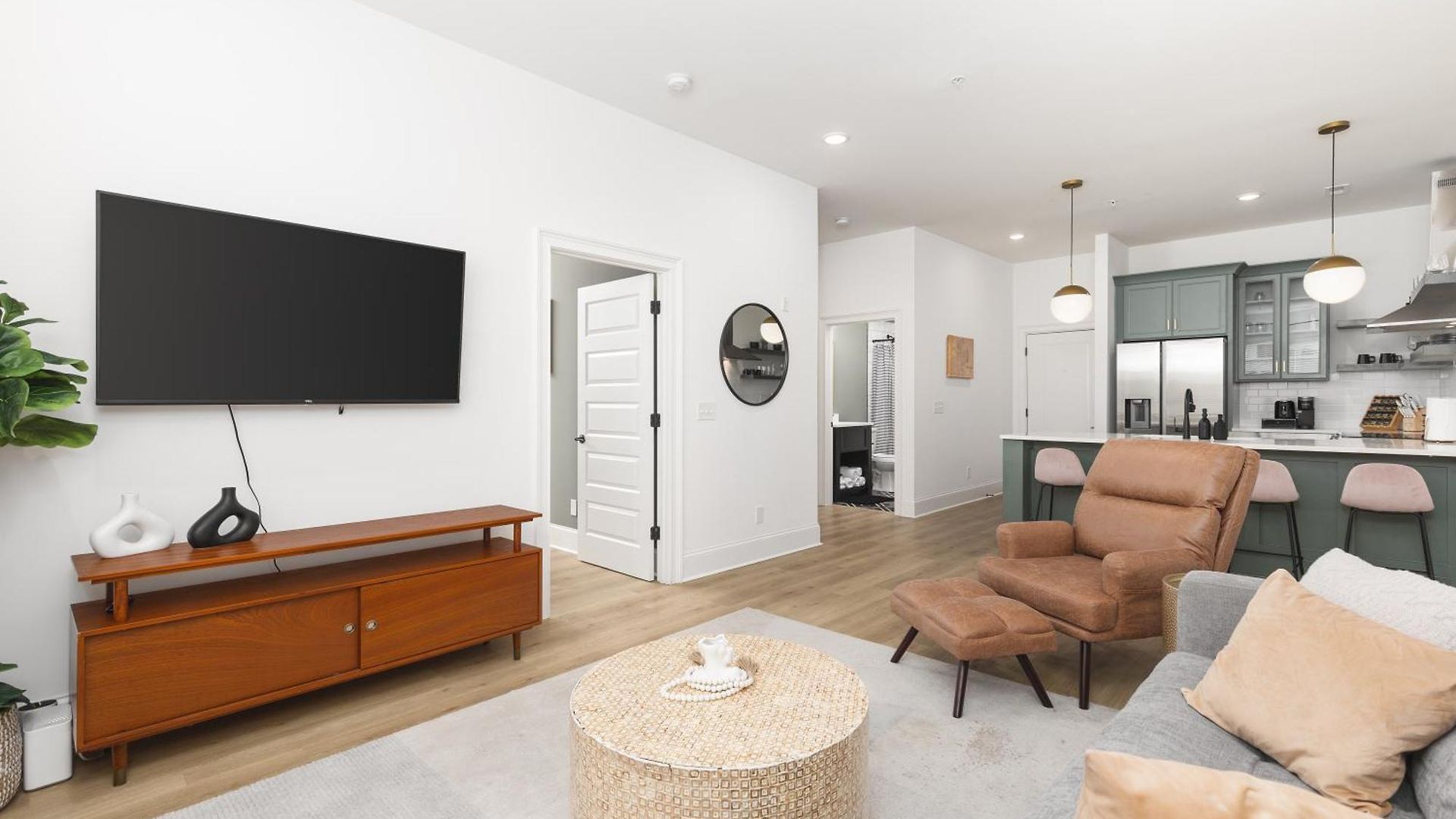 With Free Parking, 3 Miles Downtown, Near Restaurants Apartment Nashville