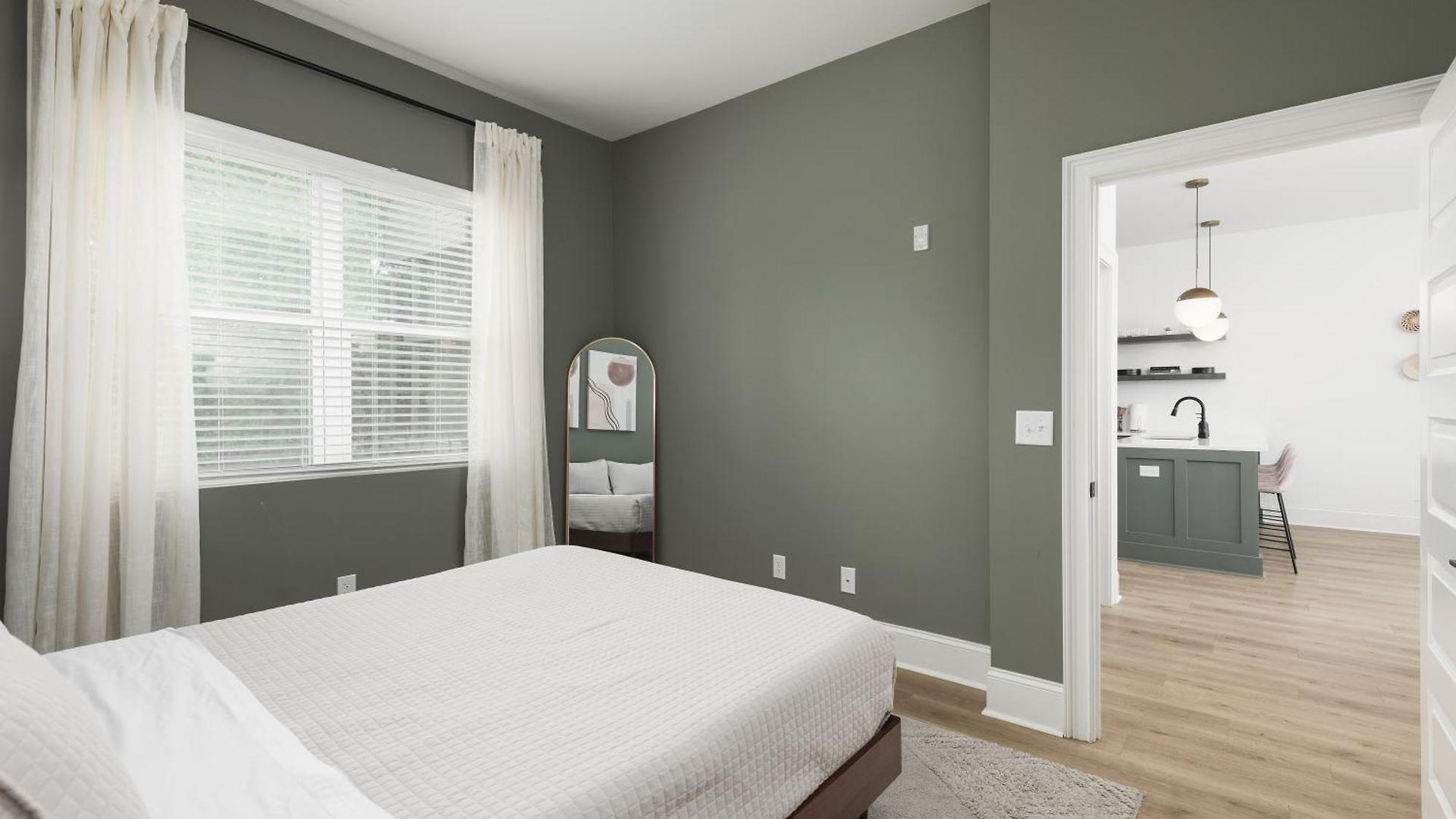 With Free Parking, 3 Miles Downtown, Near Restaurants Apartment Nashville