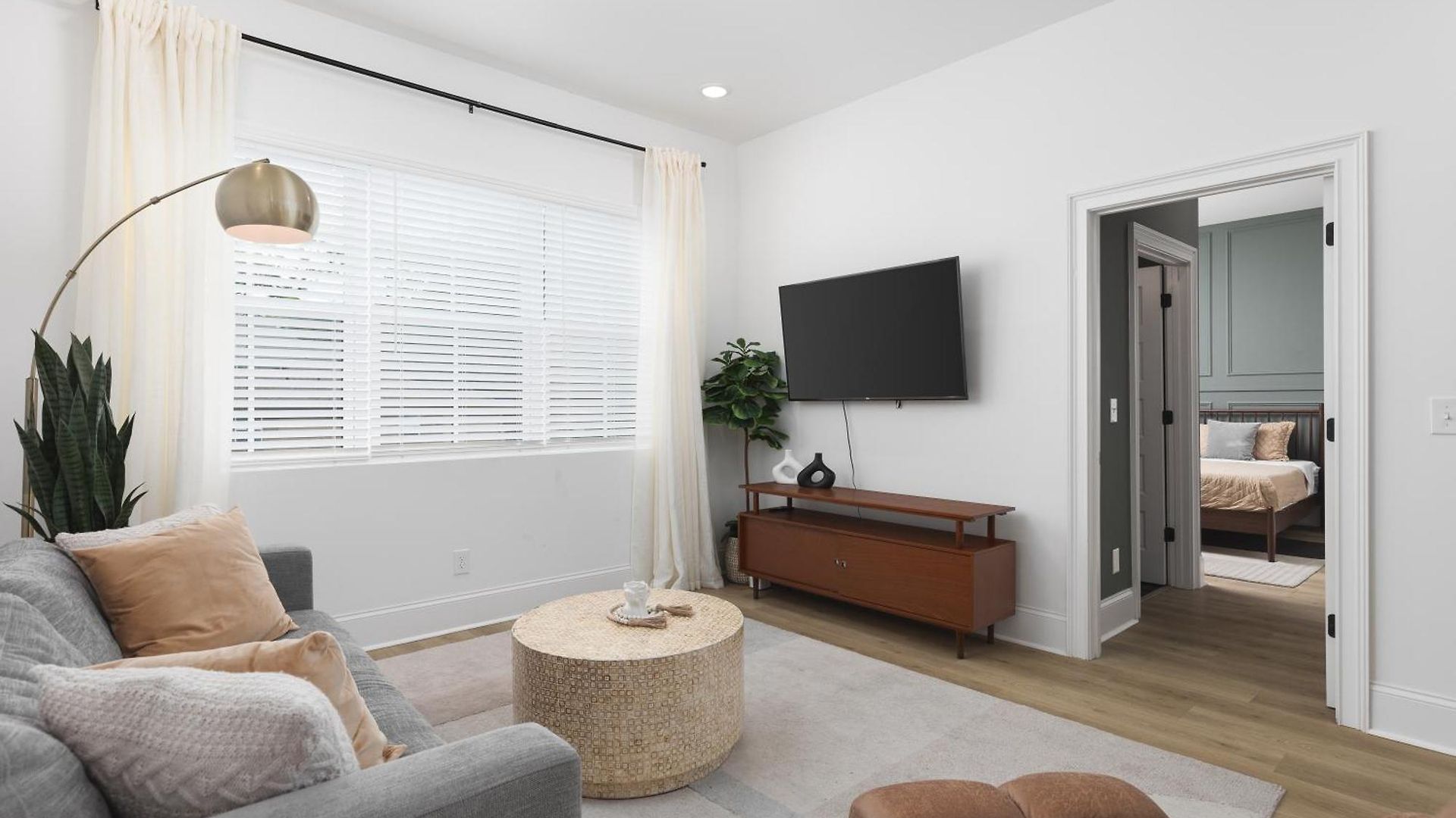 With Free Parking, 3 Miles Downtown, Near Restaurants Apartment *