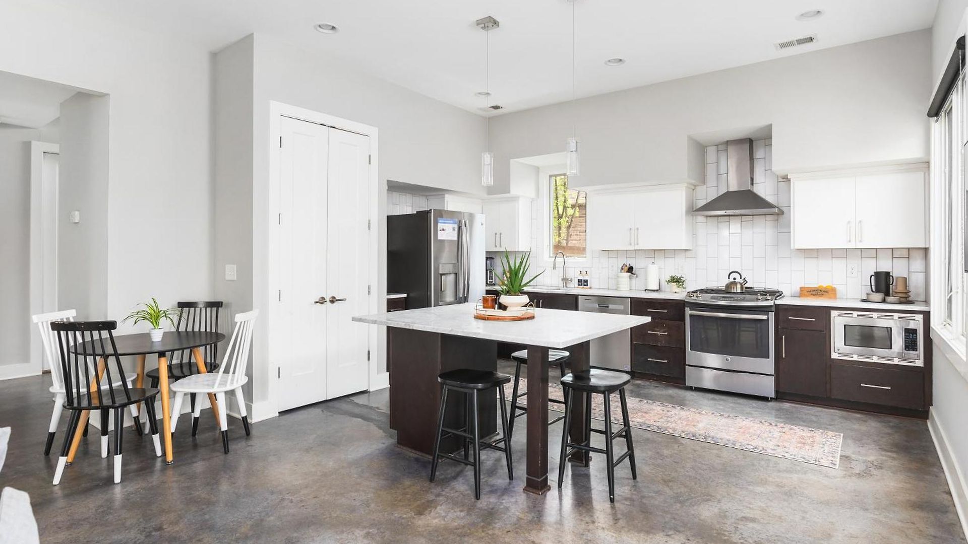 Modern Luxury With Rooftop Deck, 3 Mi To Downtown Holiday home Nashville