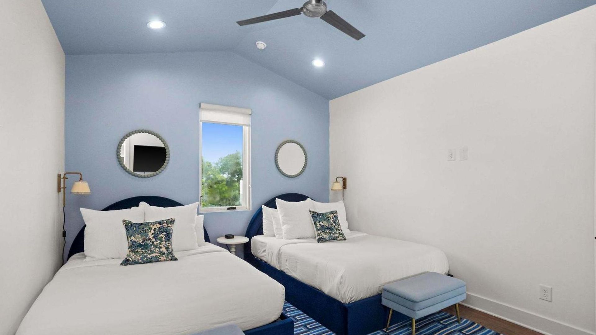 Pop Art Retreat On Legendary 8th - Walk Everywhere Holiday home *
