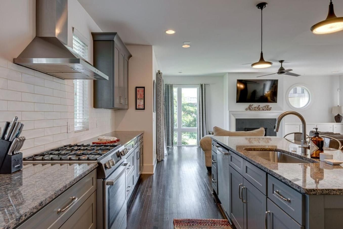 12 South Charmer 3 Bedroom With Rooftop Patio Holiday home Nashville