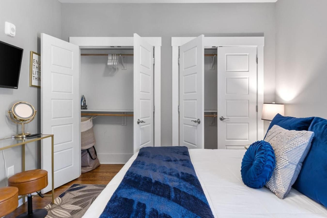 Only 4 Miles To Broadway With Free Parking And Tvs In Bedrooms Apartment *