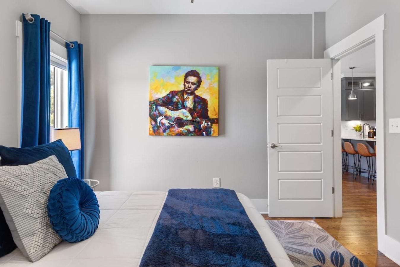Only 4 Miles To Broadway With Free Parking And Tvs In Bedrooms Apartment *