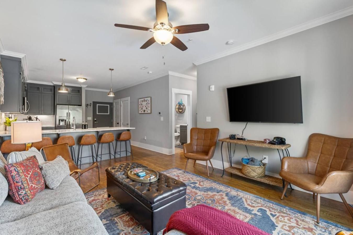 Apartment Only 4 Miles To Broadway With Free Parking And Tvs In Bedrooms *