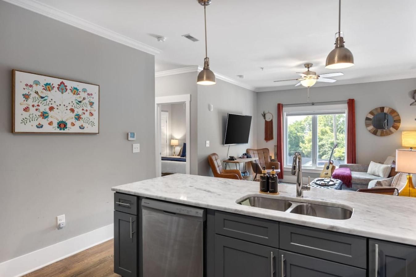 Apartment Only 4 Miles To Broadway With Free Parking And Tvs In Bedrooms