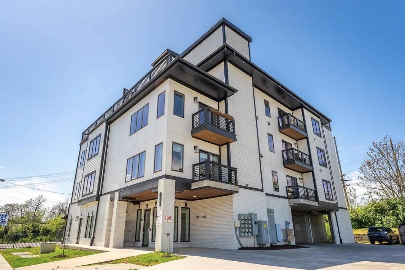 Only 4 Miles To Broadway With Free Parking And Tvs In Bedrooms Apartment Nashville