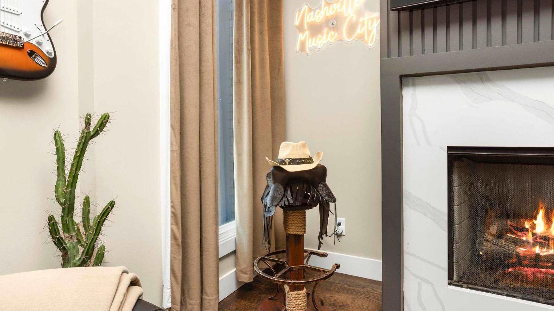 Holiday home Luxury - Fire Table Balcony & Views *