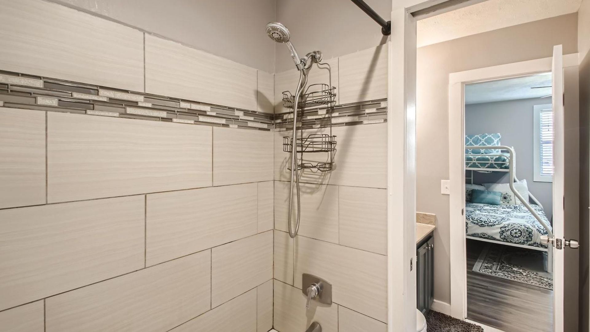 3 Units - Sleeps 24 - Mins To Downtown And Airport *