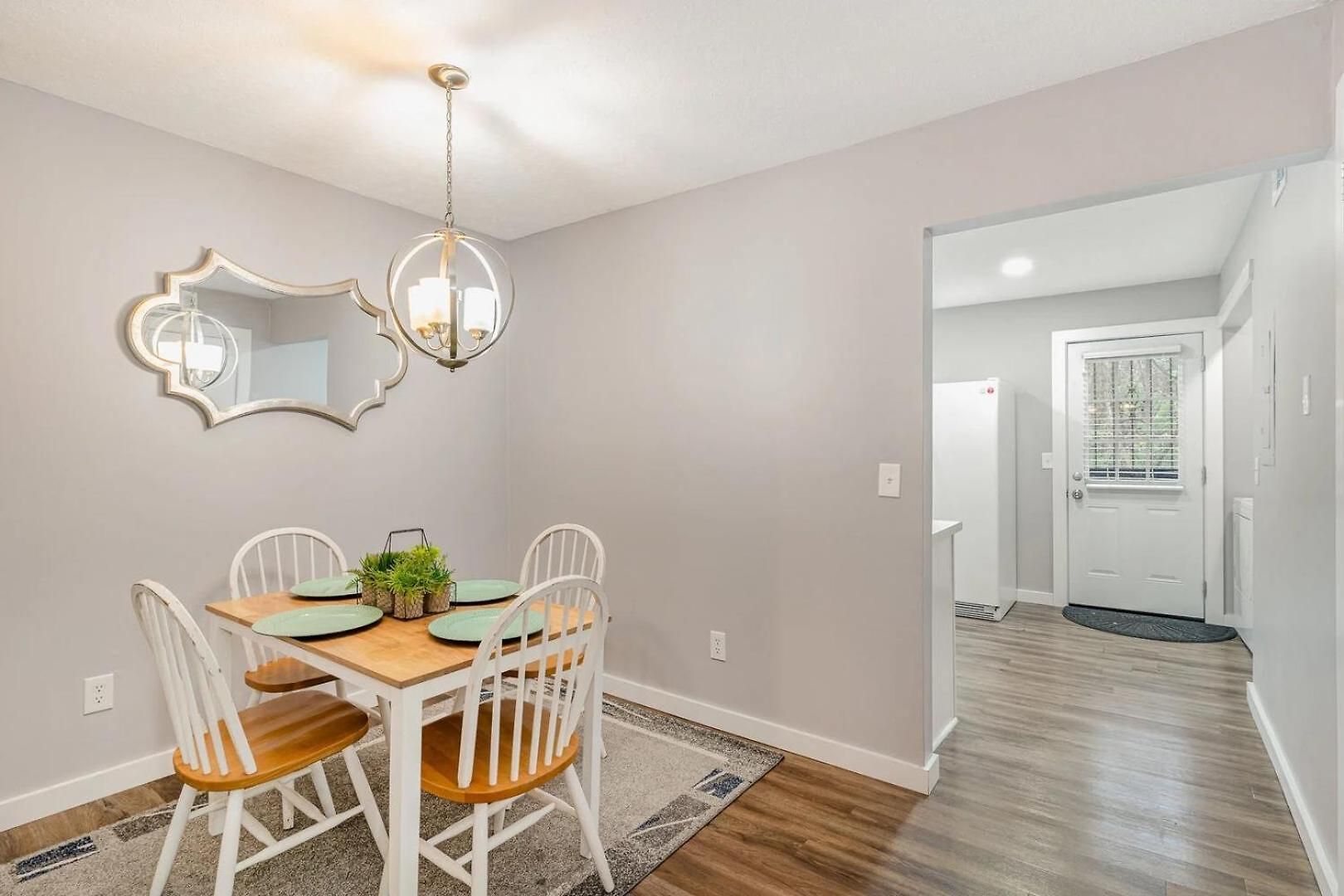 Apartment 3 Units - Sleeps 24 - Mins To Downtown And Airport *