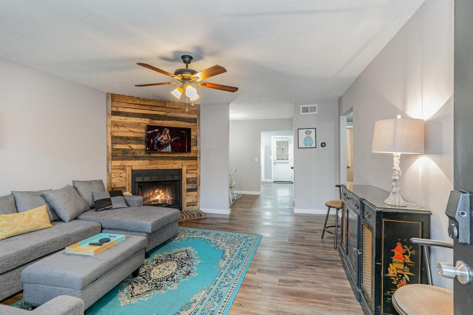 3 Units - Sleeps 24 - Mins To Downtown And Airport