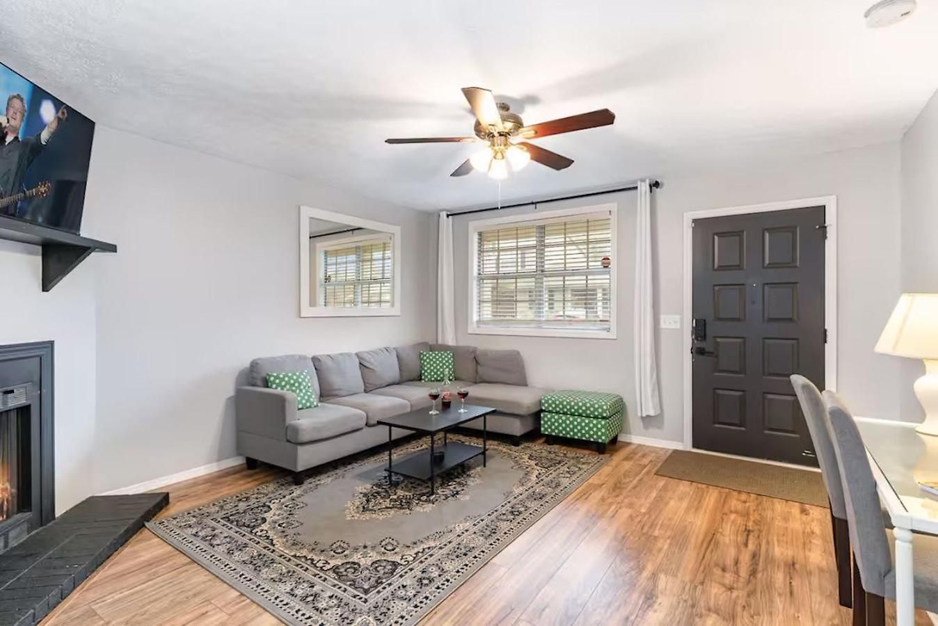 Apartment 3 Units - Sleeps 24 - Mins To Downtown And Airport