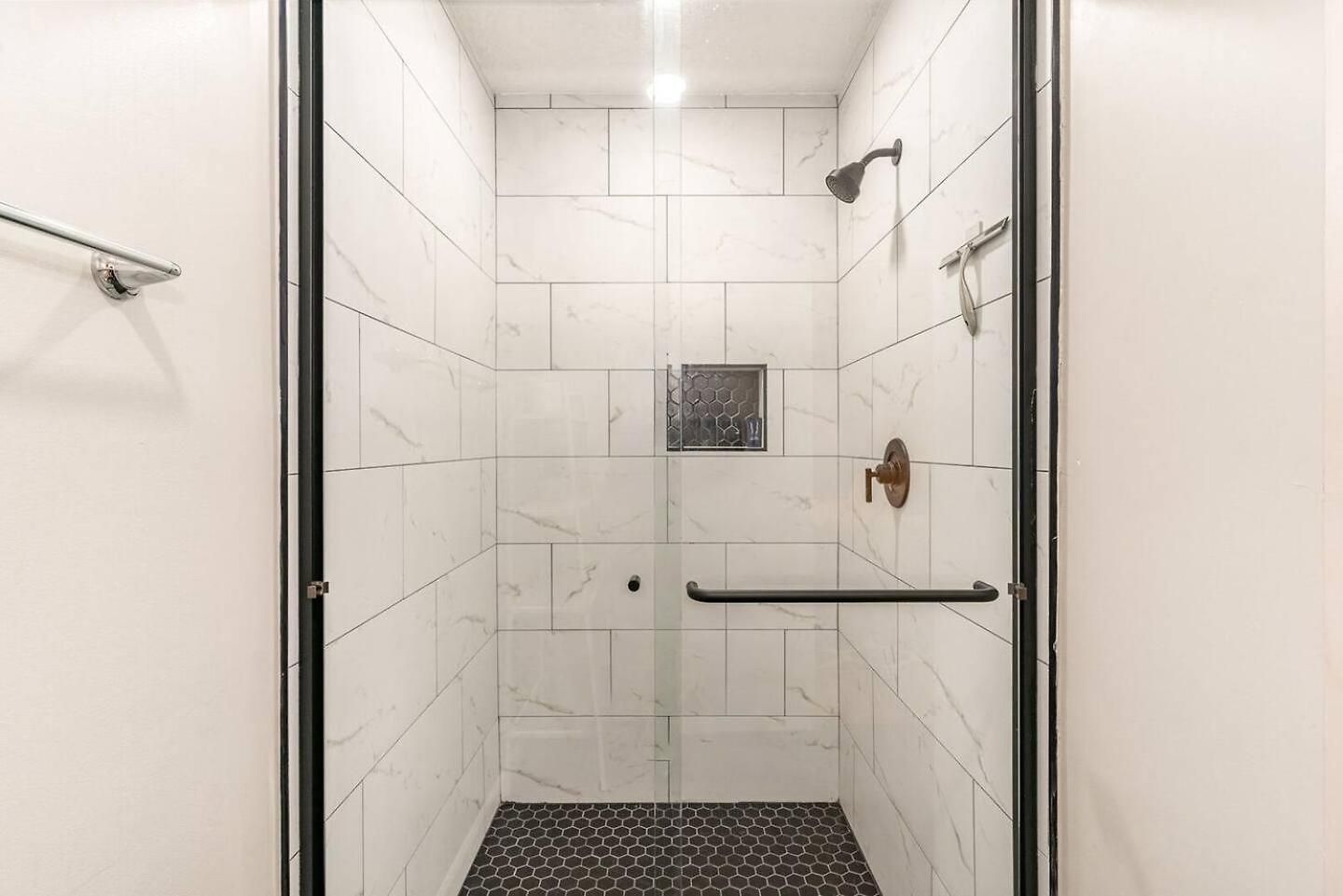 Apartment 3 Units - Sleeps 24 - Mins To Downtown And Airport *