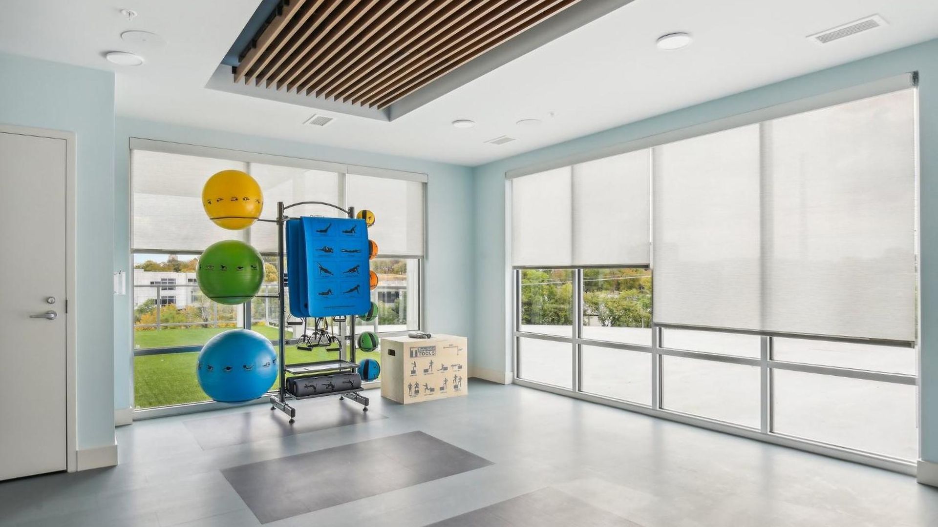 Skyline Views & Poolmins To Vanderbilt Apartment