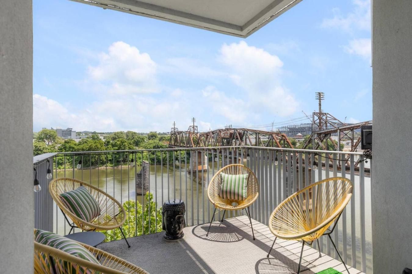 Luxury Riverview Walk To Broadway With Garage And Patio Holiday home *