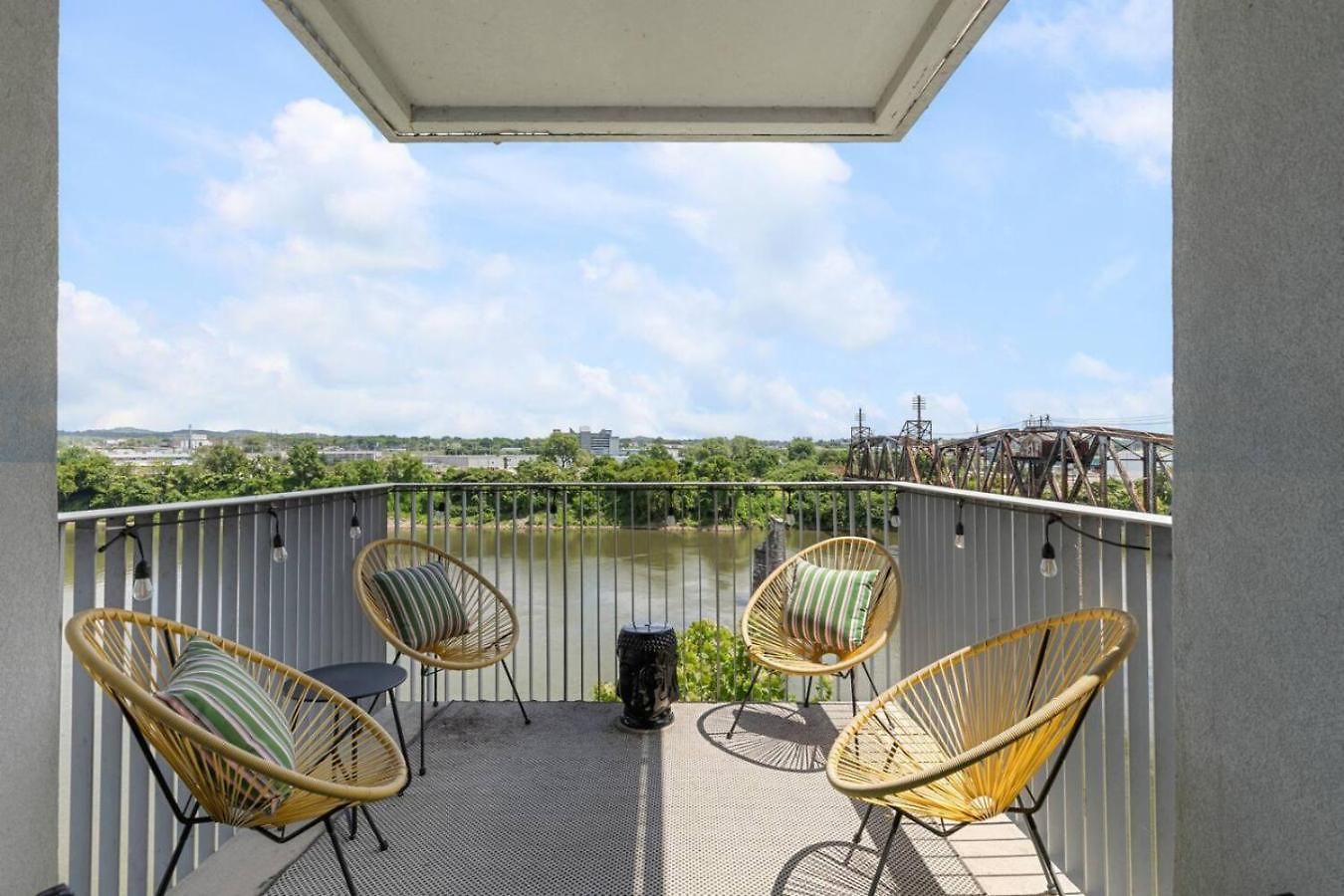 Holiday home Luxury Riverview Walk To Broadway With Garage And Patio