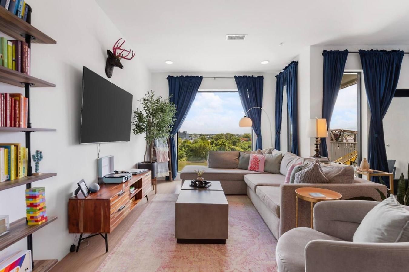 Luxury Riverview Walk To Broadway With Garage And Patio Holiday home *