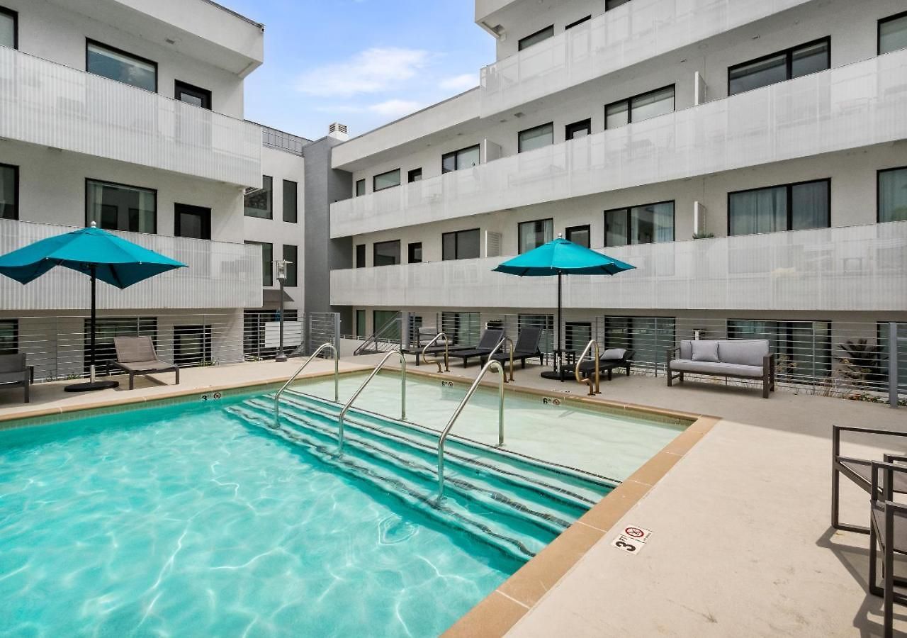 Apartment King Bed,steps To Broadway, Free Garage Parking