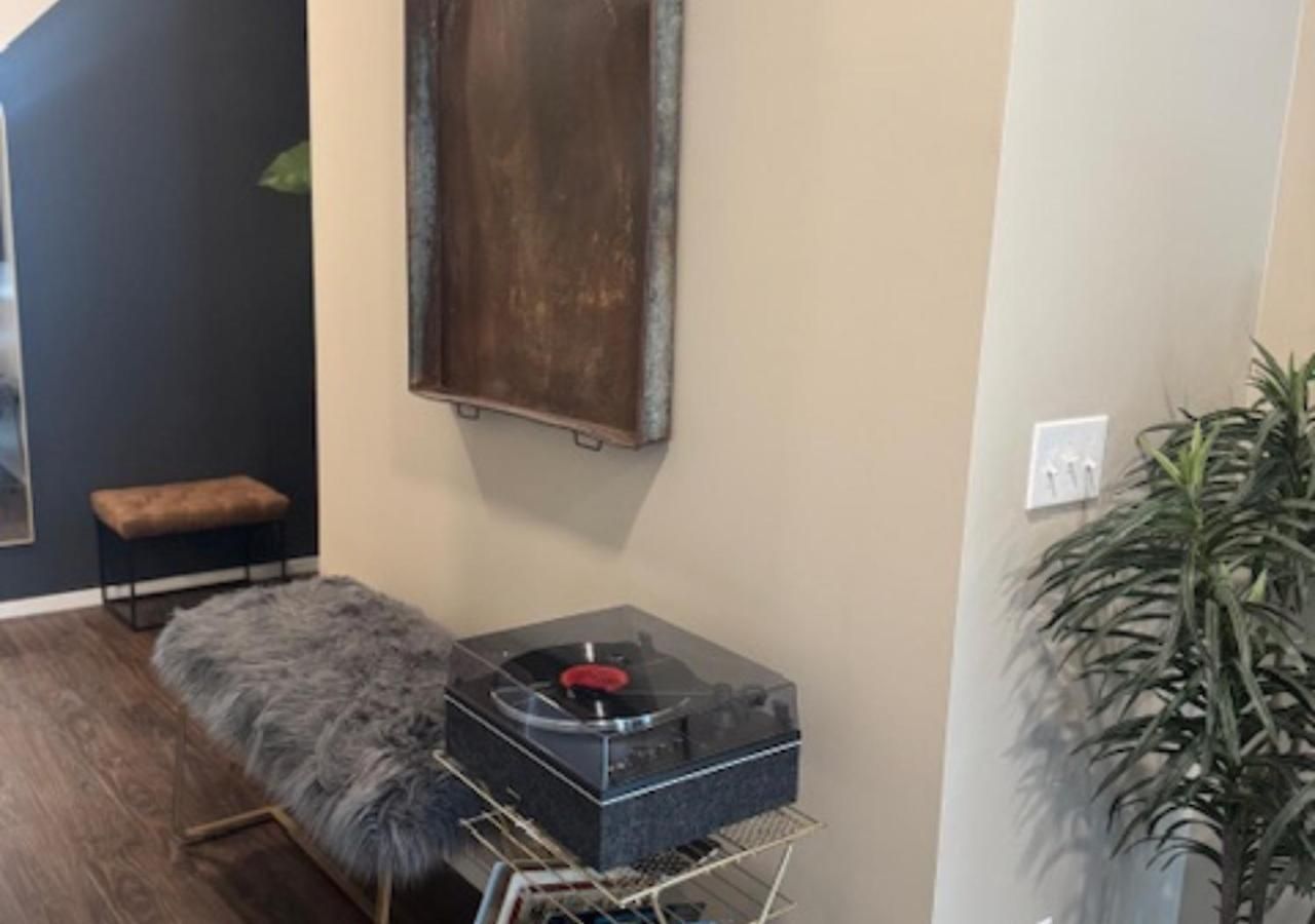 King Bed,steps To Broadway, Free Garage Parking *