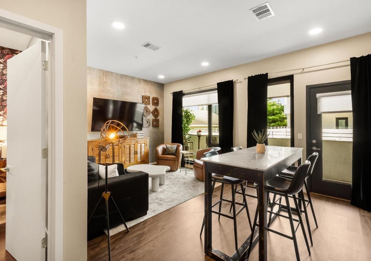 Apartment King Bed,steps To Broadway, Free Garage Parking *