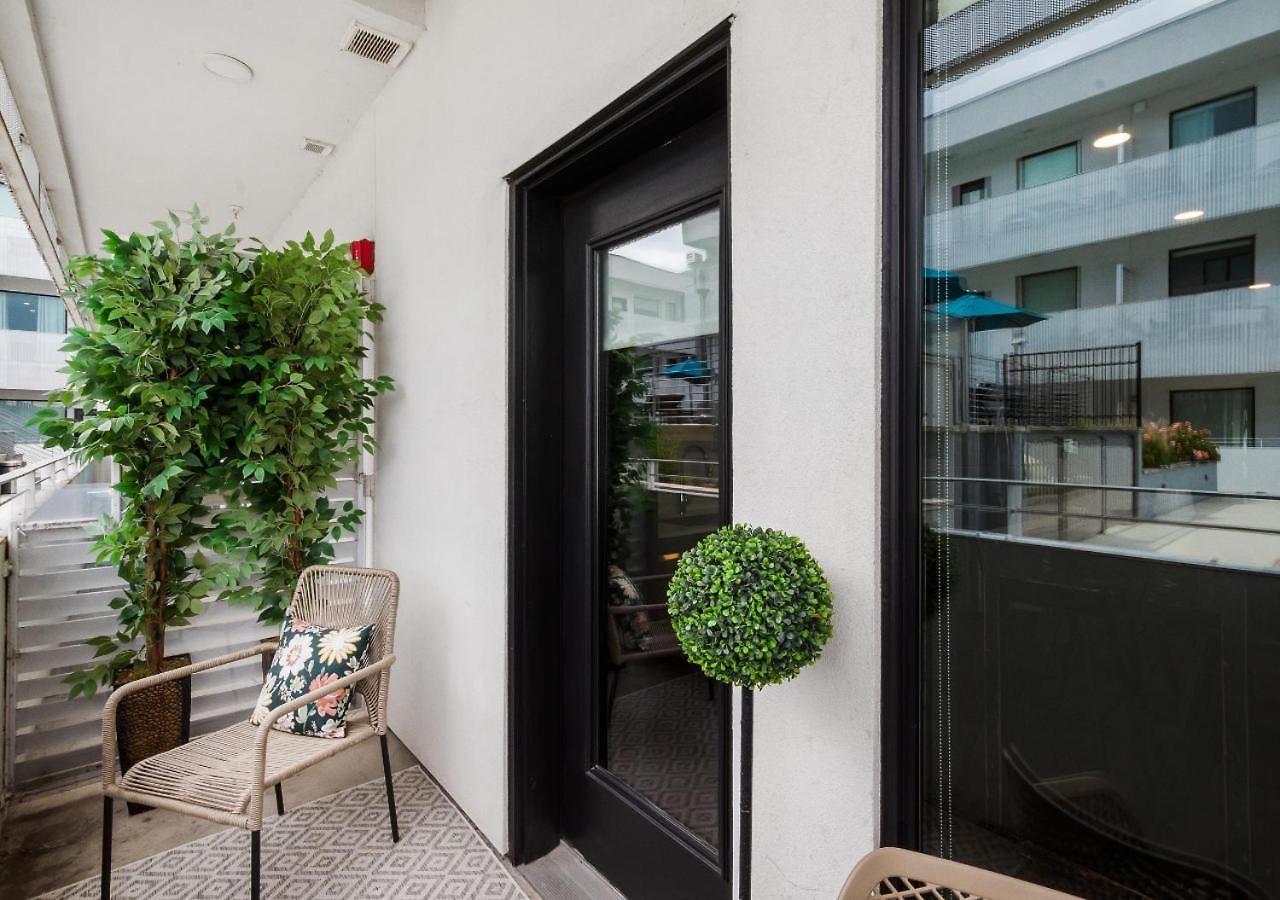 King Bed,steps To Broadway, Free Garage Parking Apartment *