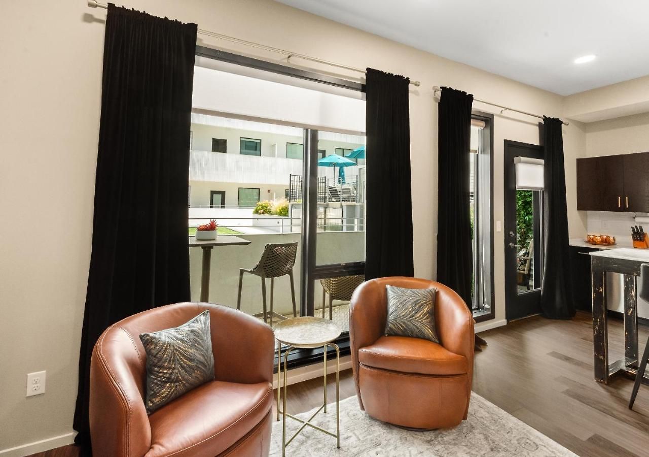 King Bed,steps To Broadway, Free Garage Parking