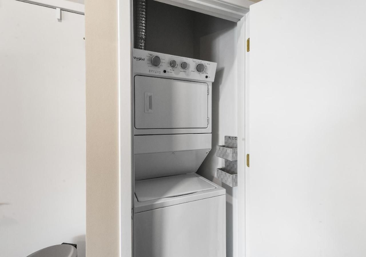 Apartment King Bed,steps To Broadway, Free Garage Parking *
