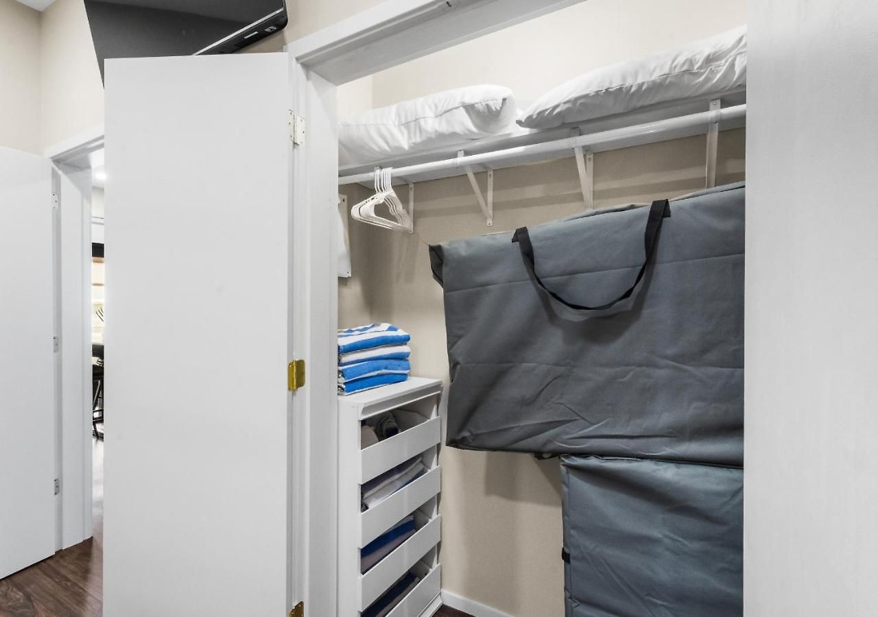 King Bed,steps To Broadway, Free Garage Parking Apartment