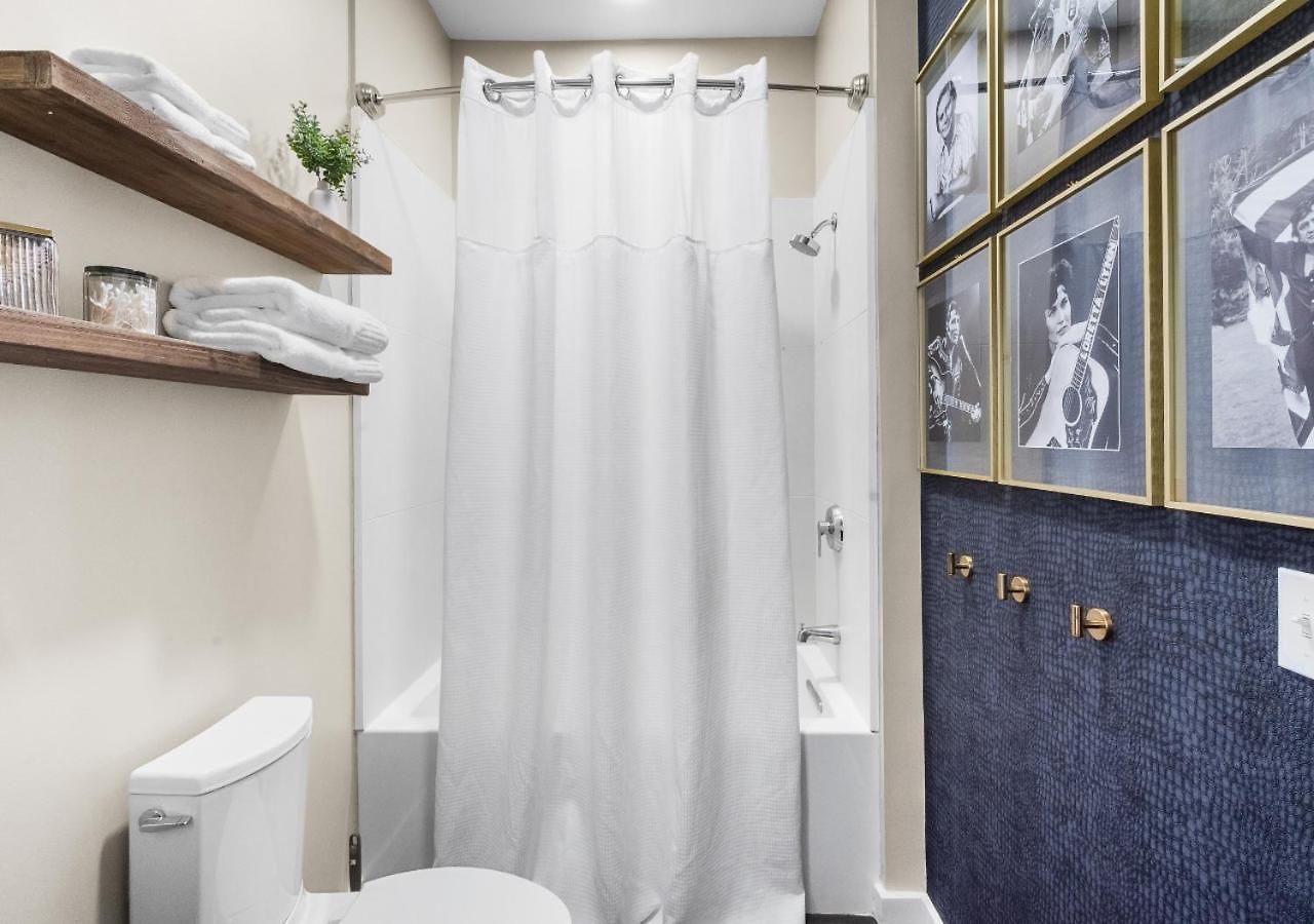 King Bed,steps To Broadway, Free Garage Parking *