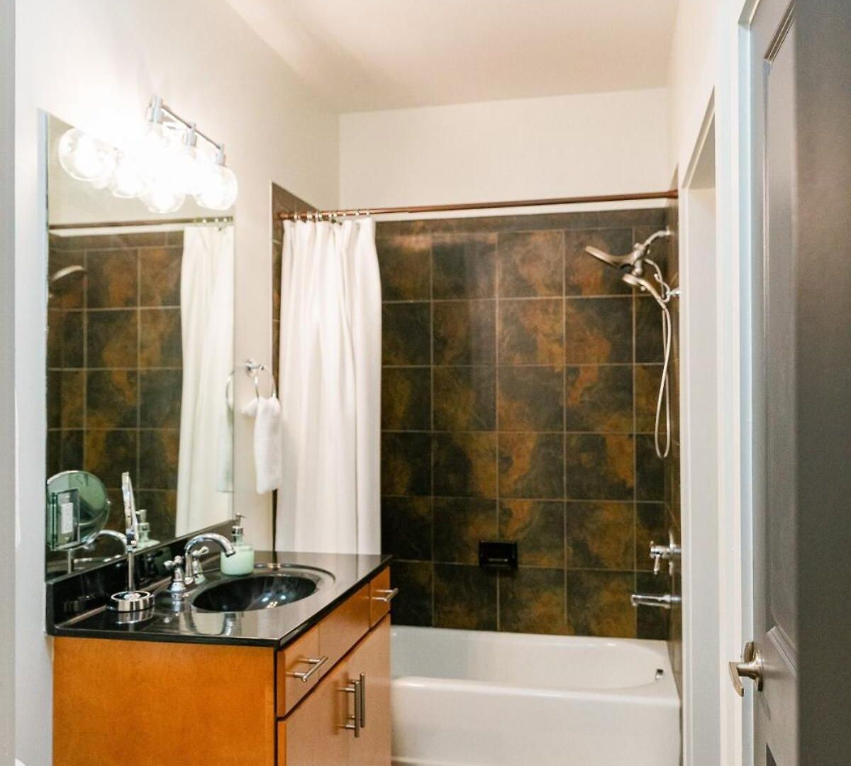 Modern Germantown - Walkable, Quiet & Apartment *