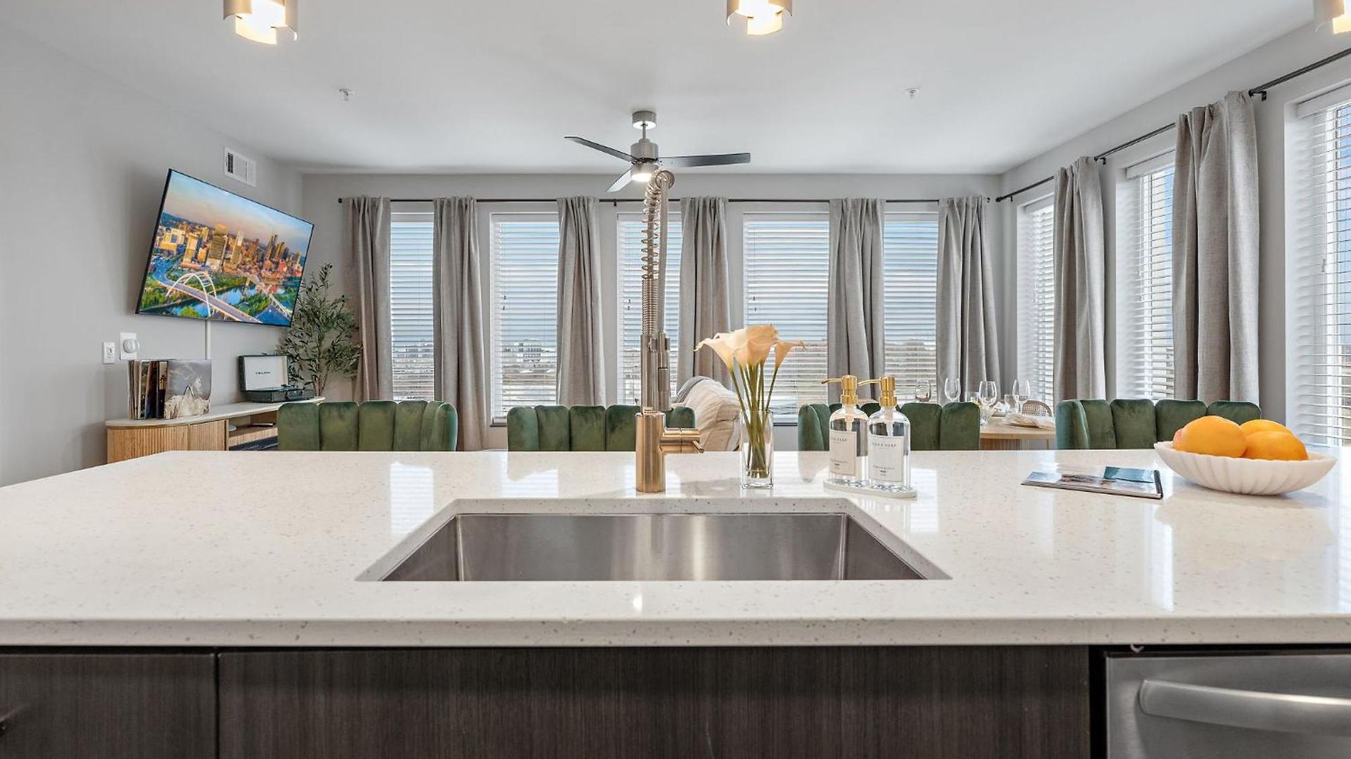 Skyline Views & Poolmins To Vanderbilt Apartment