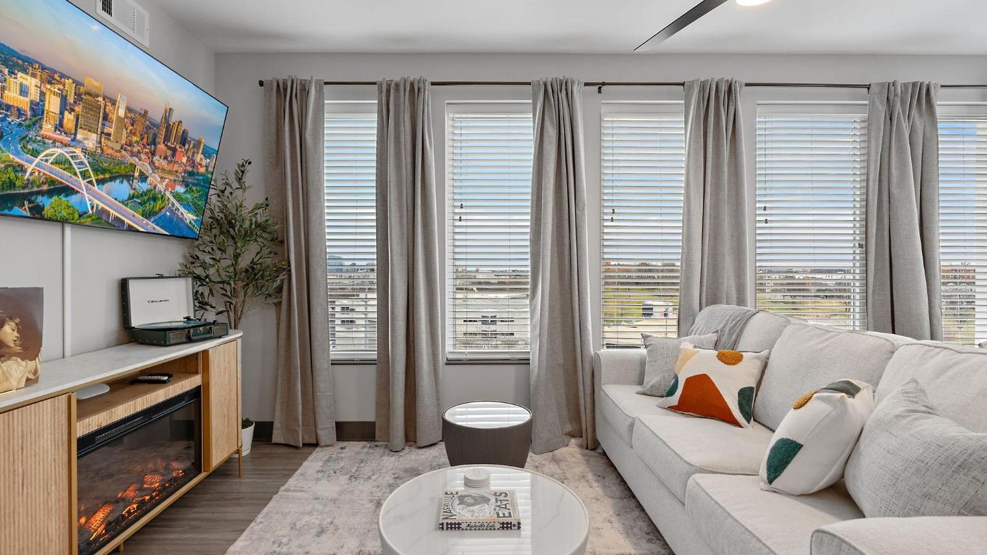 Apartment Skyline Views & Poolmins To Vanderbilt