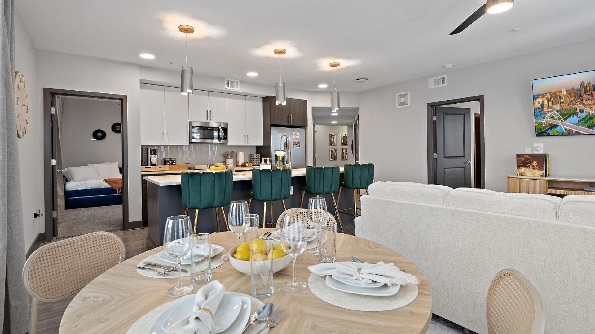 Skyline Views & Poolmins To Vanderbilt Apartment