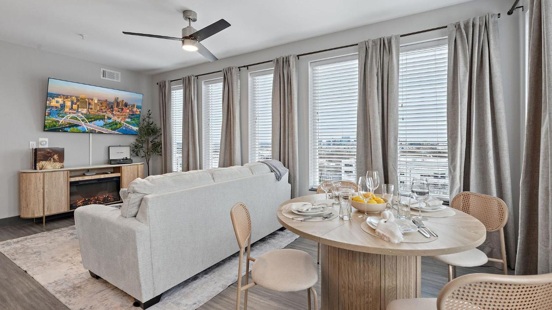 Apartment Skyline Views & Poolmins To Vanderbilt Nashville